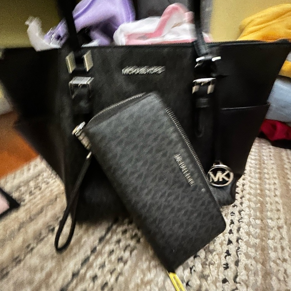Make OFFER Michael Kors Black and Gray Tote Bag with Wallet/wristlet - Picture 2 of 10
